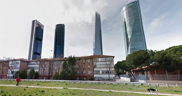 Foto: Bloque de viviendas frente a las Cuatro Torres de Madrid. (Google Maps)