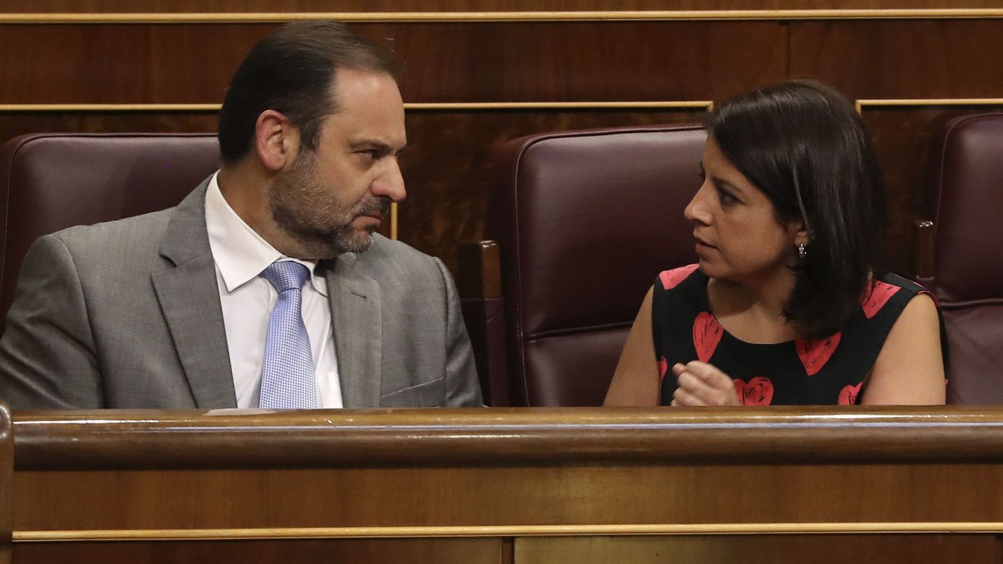 José Luis Ábalos, portavoz provisional socialista en el Congreso, conversa con la diputada Adriana Lastra el pasado 30 de mayo en el pleno de Presupuestos. (EFE)