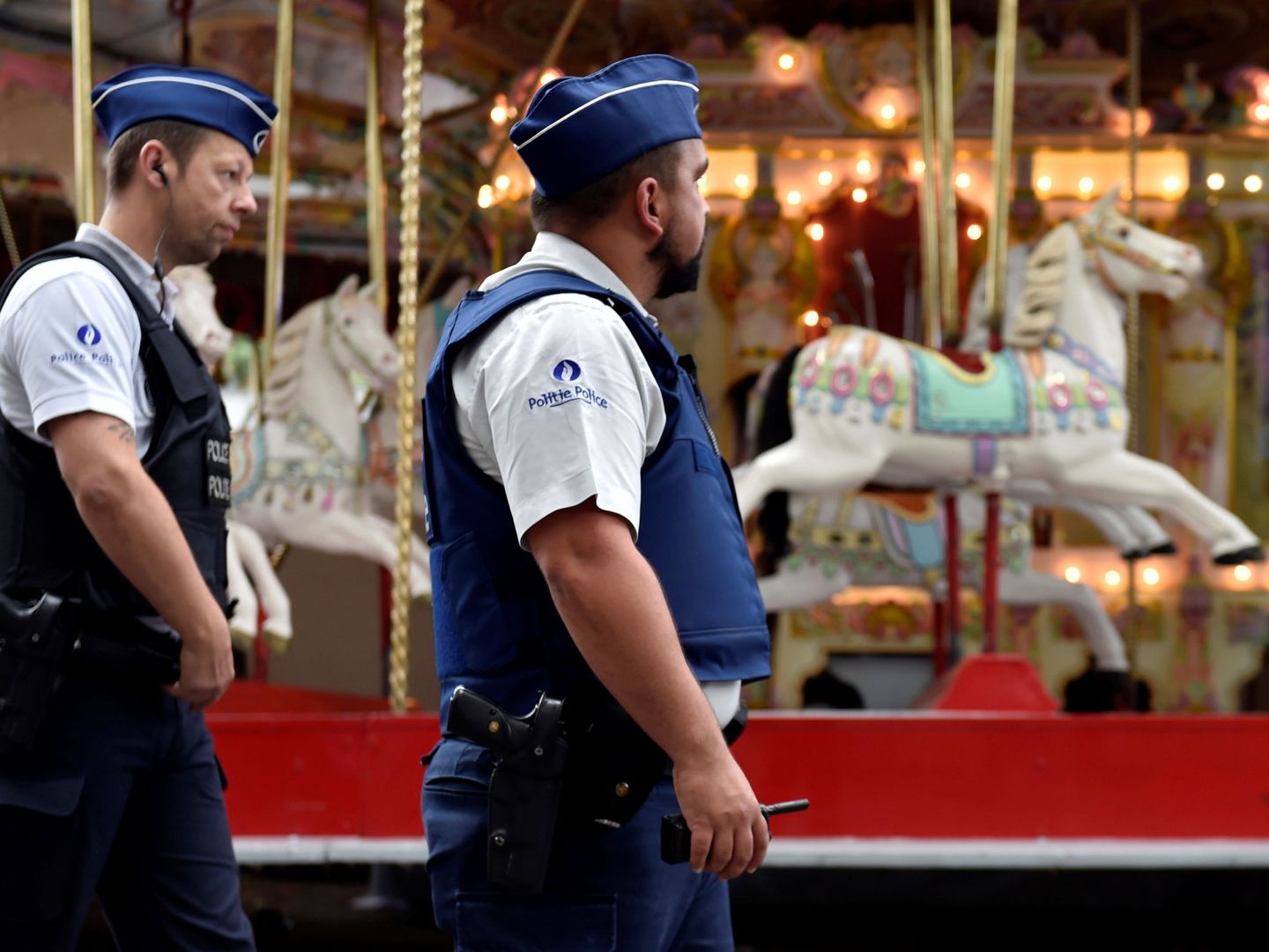Policías belgas patrullan una feria en Bruselas, en julio de 2016 (Reuters)
