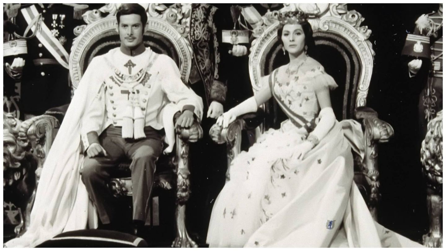 Vicente Parra y Paquita Rico, como Alfonso XII y María de las Mercedes en un fotograma de la película '¿Dónde vas Alfonso XII?', de 1952. (Pesca Films)