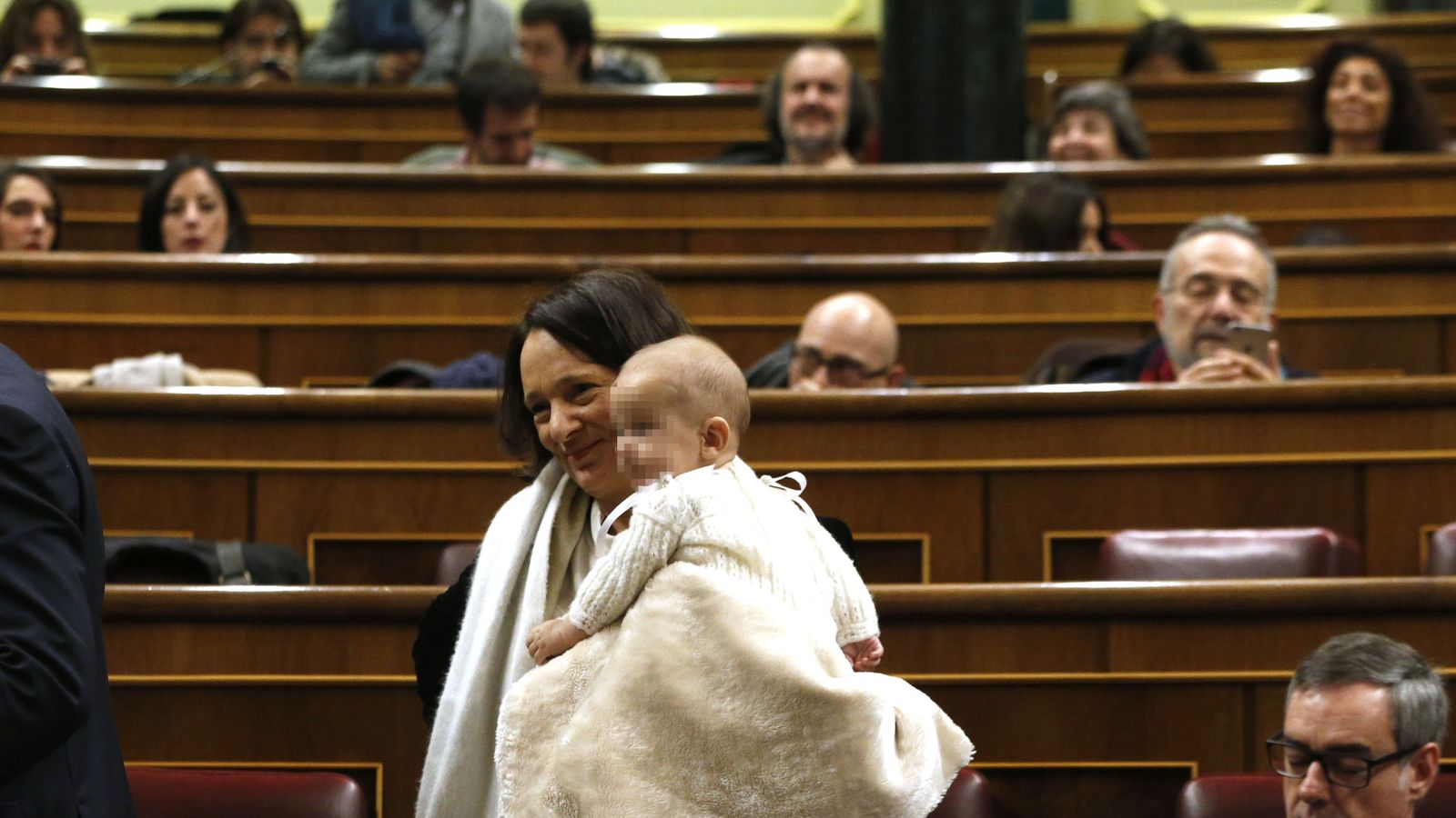 Foto: La diputada de Podemos Carolina Bescansa llega con su bebé al hemiciclo del Congreso. (EFE)