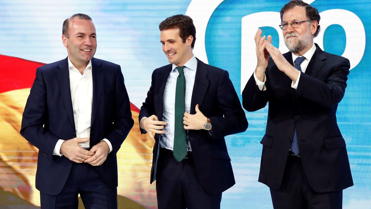 Mariano Rajoy, Pablo Casado, y el líder del Partido Popular Europeo, Manfred Weber. (EFE)