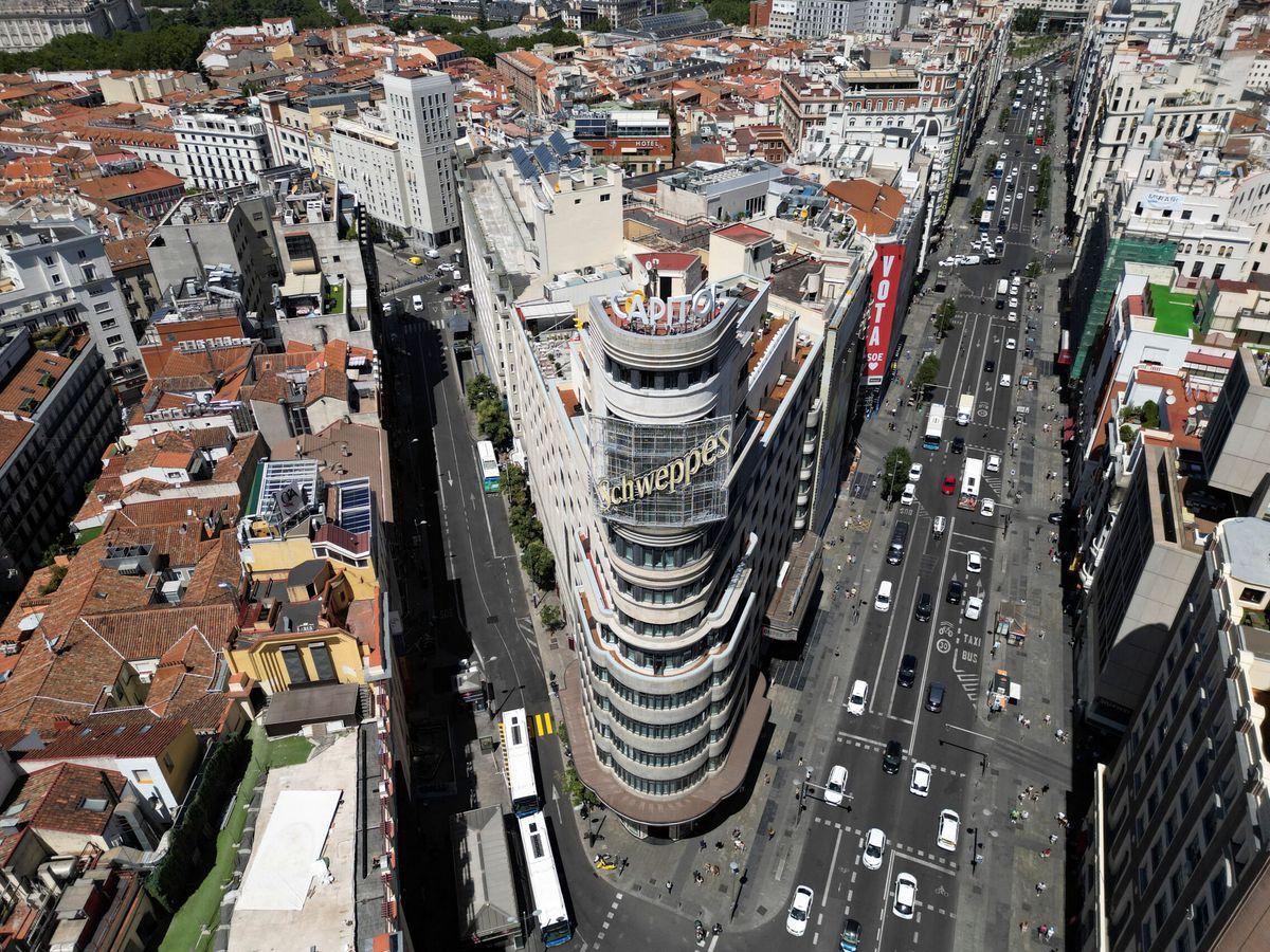 Foto: Imagen aérea de la Gran Vía de Madrid. (Reuters/Guillermo Martínez)