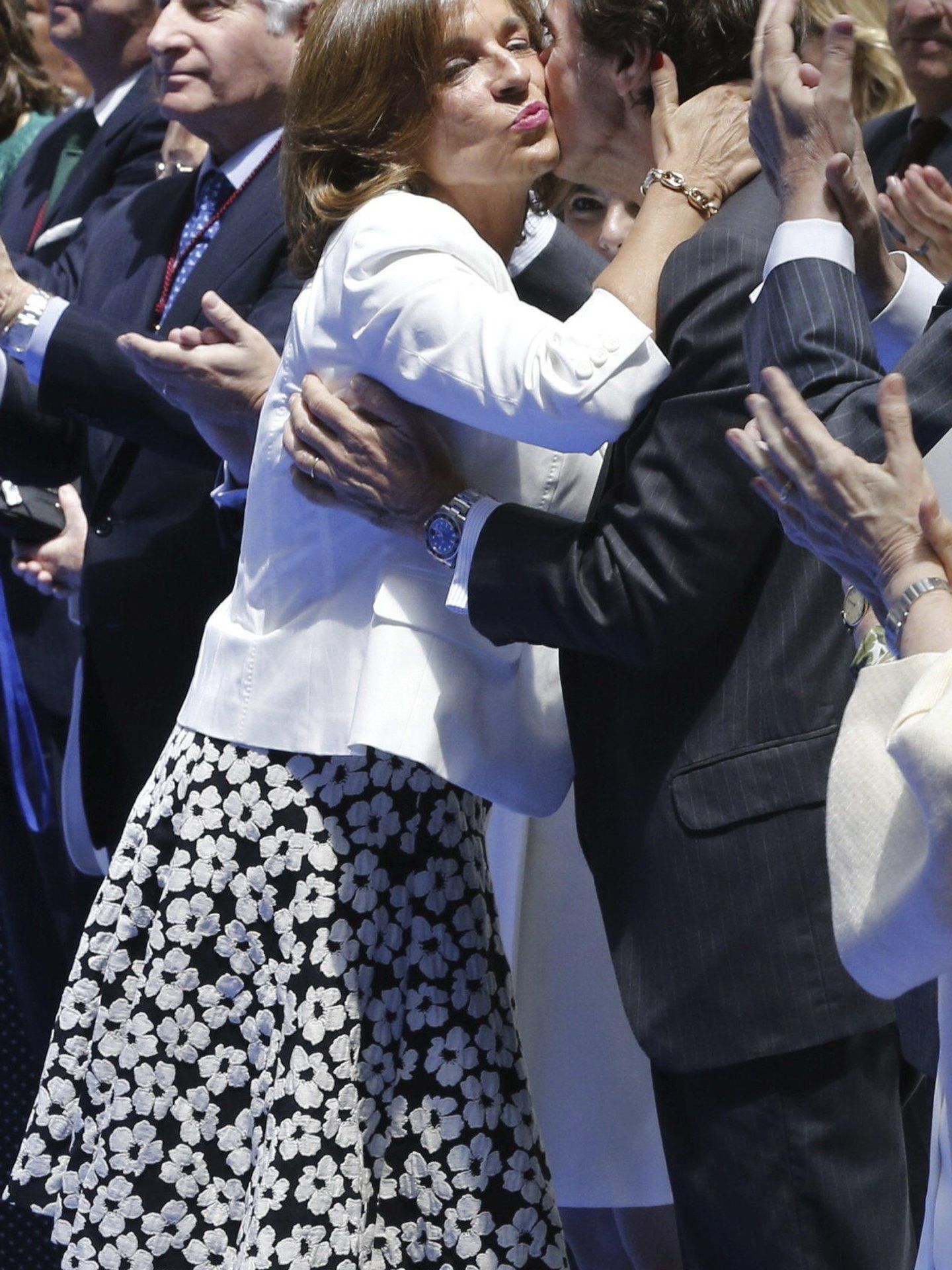 Ana Botella recibe el beso de su marido. (EFE)