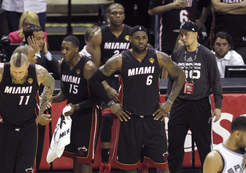 Foto: LeBron James, con los brazos en jarra, rodeado de sus compañeros durante el segundo partido de las Finales de la NBA. (Efe)