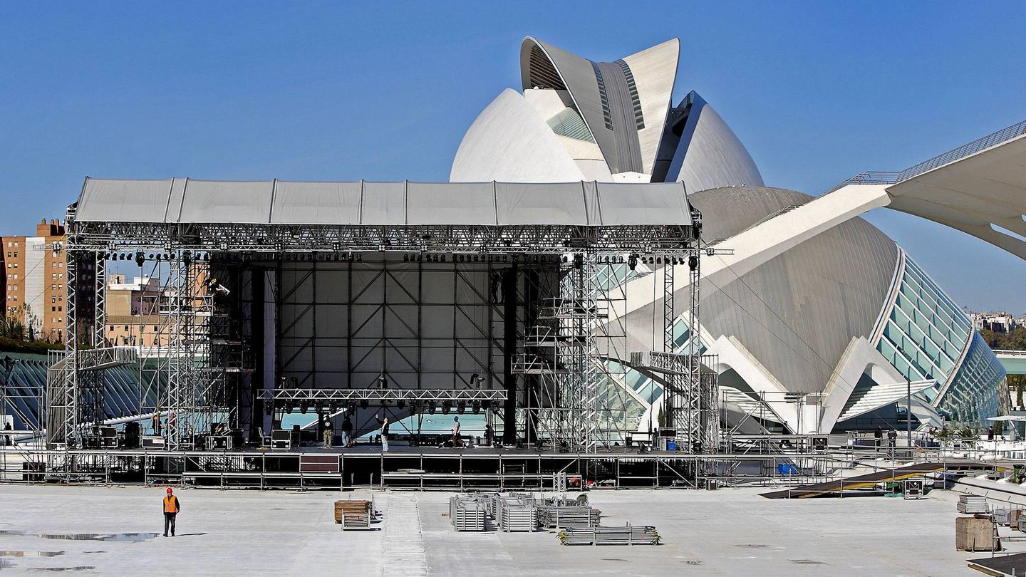 Preparativos en la Ciudad de las Artes y las Ciencias de Valencia para acoger el concierto de los Arctic Monkeys. (EFE/Manuel Bruque)