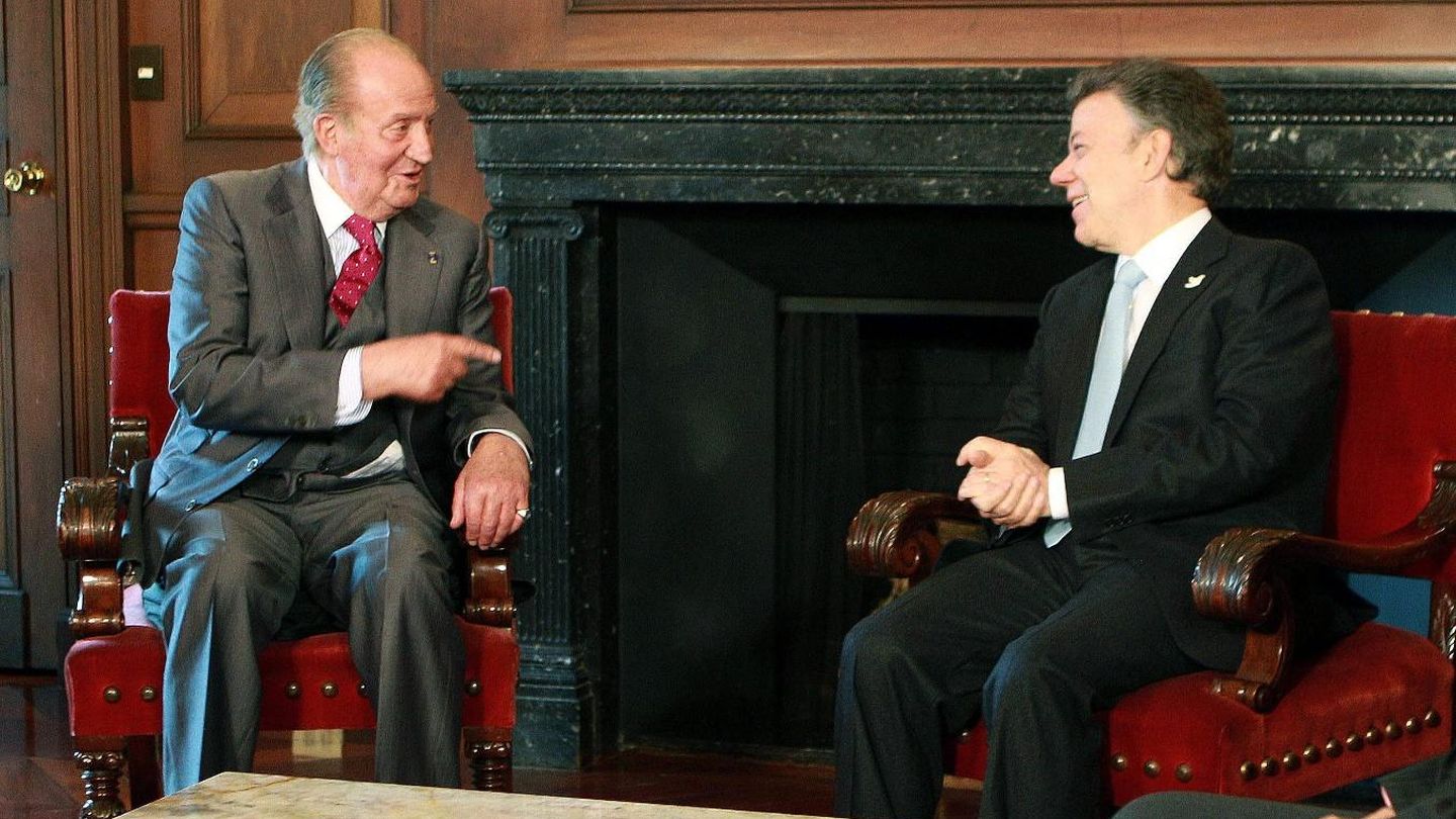 El rey Juan Carlos, en Colombia en 2004 con Juan Manuel Santos. (EFE/Mauricio Dueñas Castañeda)