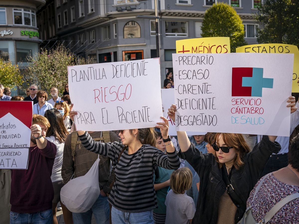 Foto: Manifestación por los servicios sanitarios en Cantabria. (EFE/Román G. Aguilera)