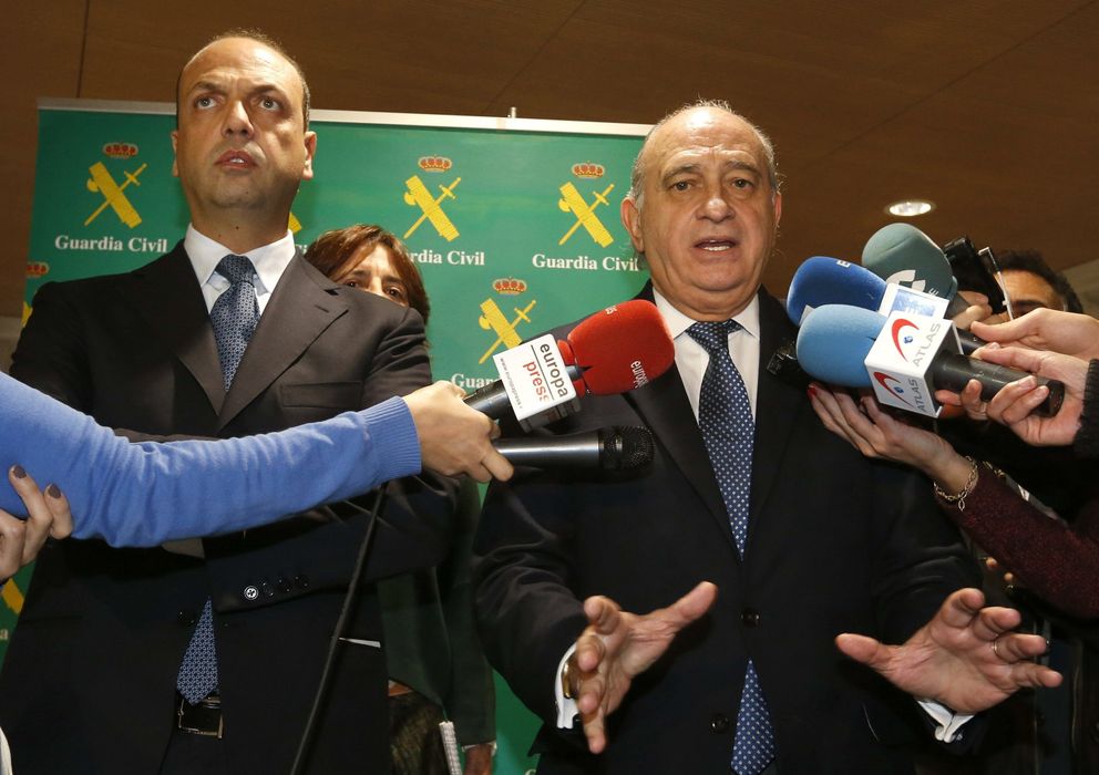 Foto: Jorge Fernández Díaz, ministro del Interior, atiende a los medios en presencia de su homólogo italiano, Angelino Alfano (EFE