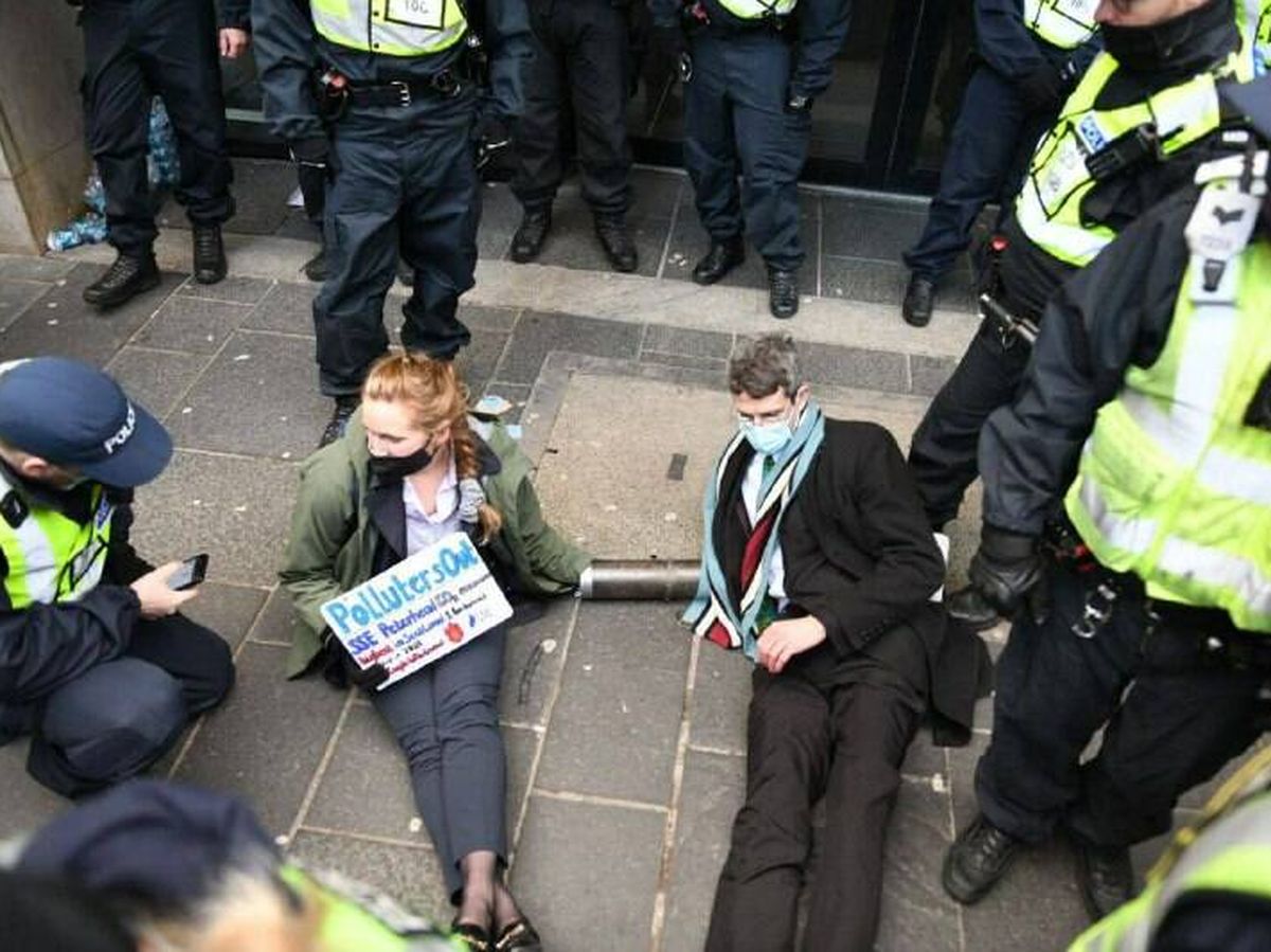 Foto: Manifestantes durante la COP26 en Glasgow, rodeados de policías. (Extinction Rebellion)