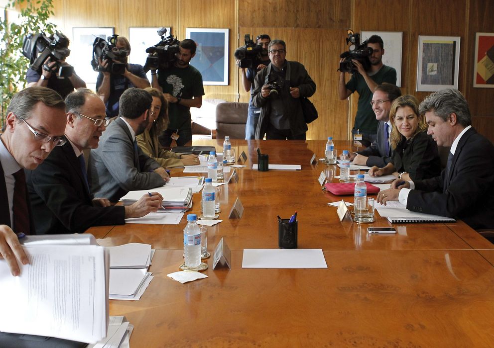 Foto: El secretario de Estado de Energía, Alberto Nadal (3i), durante la reunión con  las delegaciones de Valencia y Cataluña. (EFE)