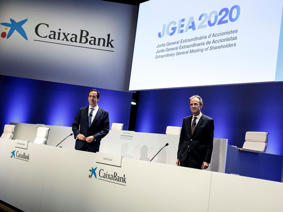 Foto: El presidente de CaixaBank, Jordi Gual (d), y el consejero delegado, Gonzalo Gortázar (i). (EFE)