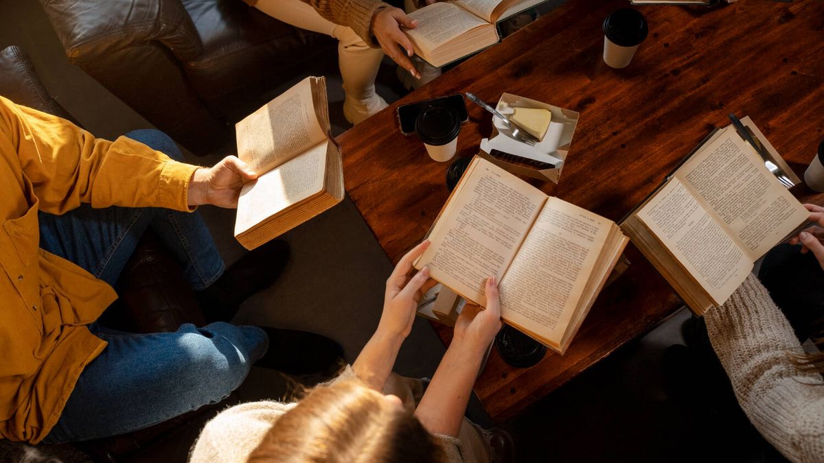 Jóvenes de EE.UU crean clubs de lectura de libros prohibidos para luchar contra la censura