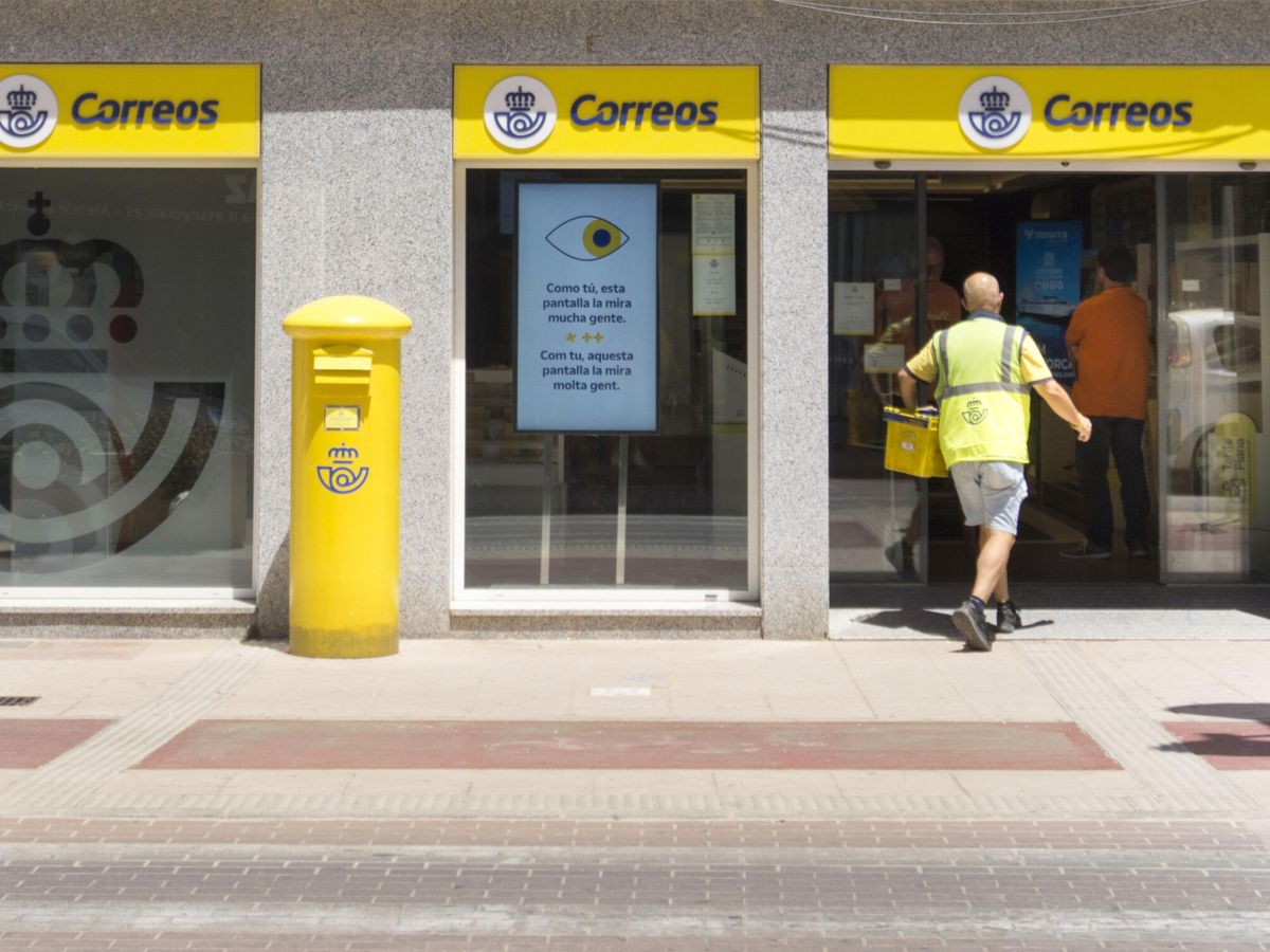 Foto: Las oficinas de Correos reciben estos días a los solicitantes del voto por correo (EFE/David Arquimbau)