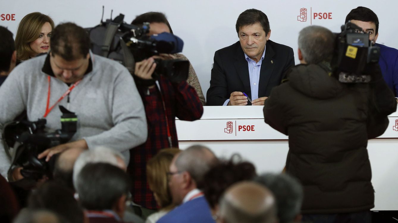 Foto: El presidente de la gestora del PSOE, Javier Fernández (c). (EFE)