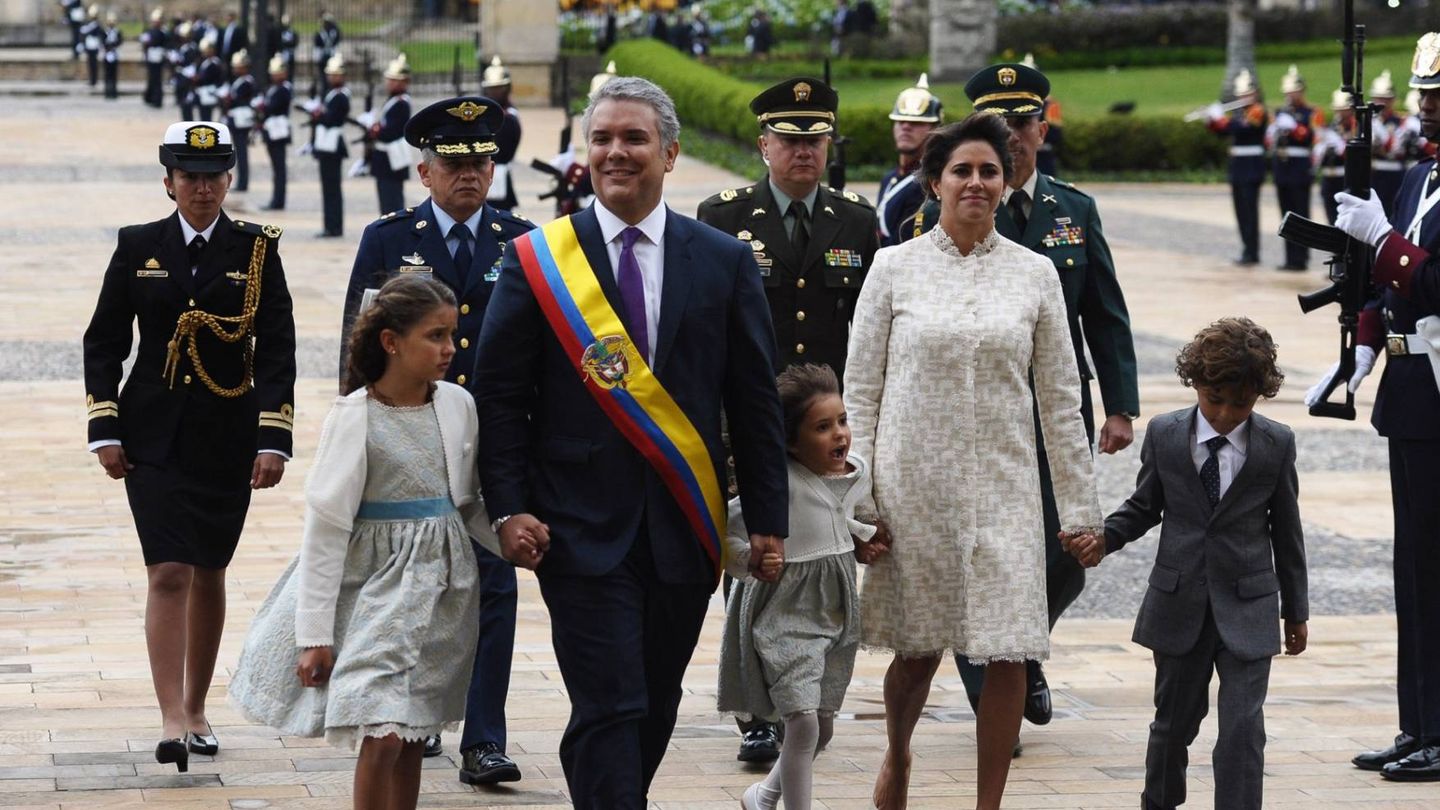 El nuevo presidente de Colombia, Iván Duque, con su familia. Sus hijos, de Pili Carrera. (CP)