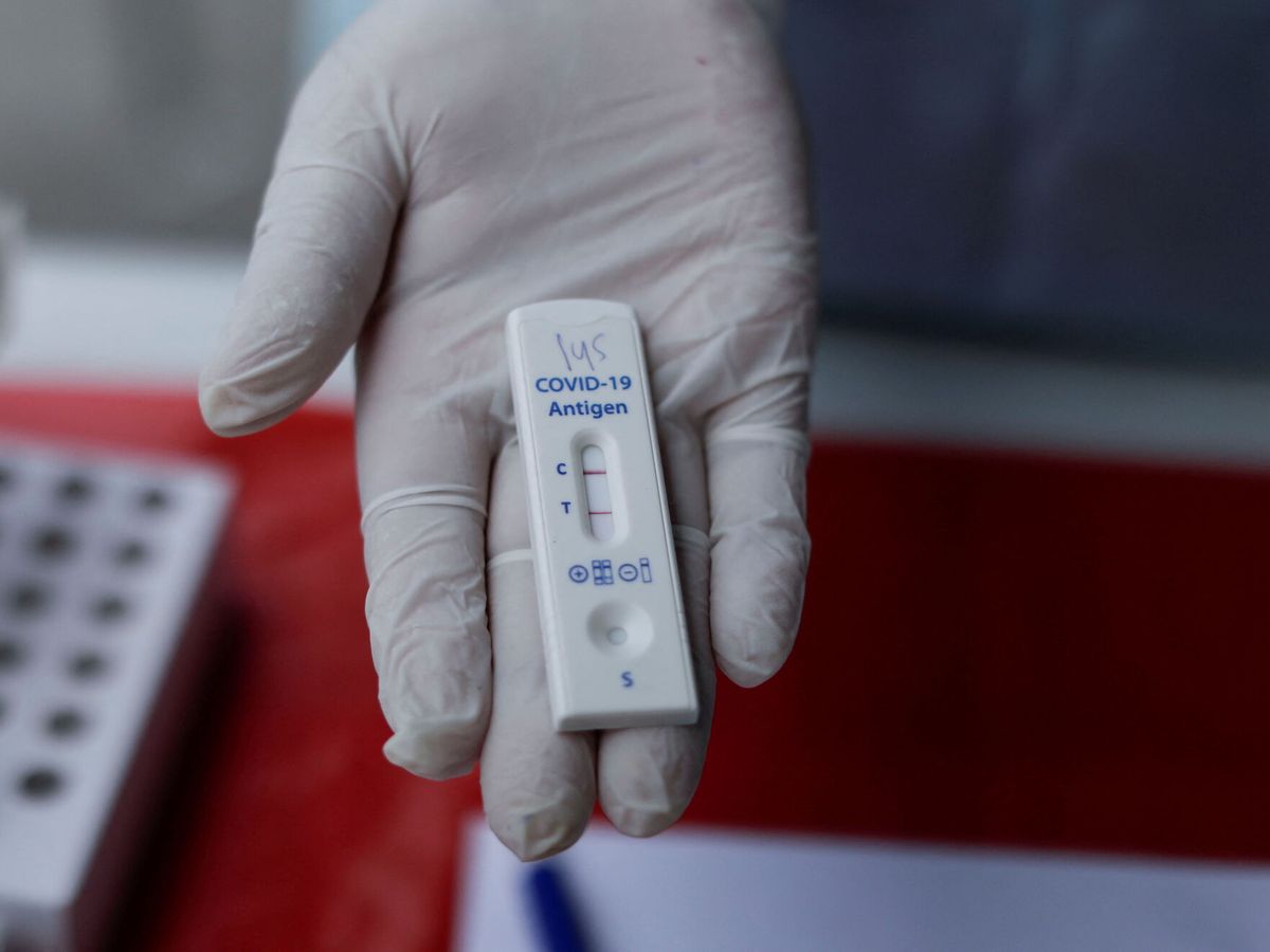 Foto: Un profesional sanitario sostiene un test diagnóstico de covid. (Reuters/ Angela Ponce)