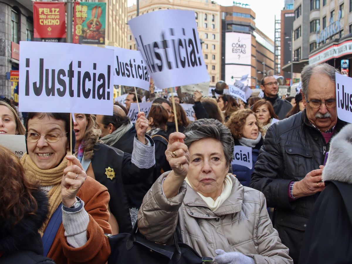 Foto: Cientos de letrados de la administración de Justicia se manifiestan ante el Ministerio de Justicia. (EFE/Mercedes Ortuño Lizarán)