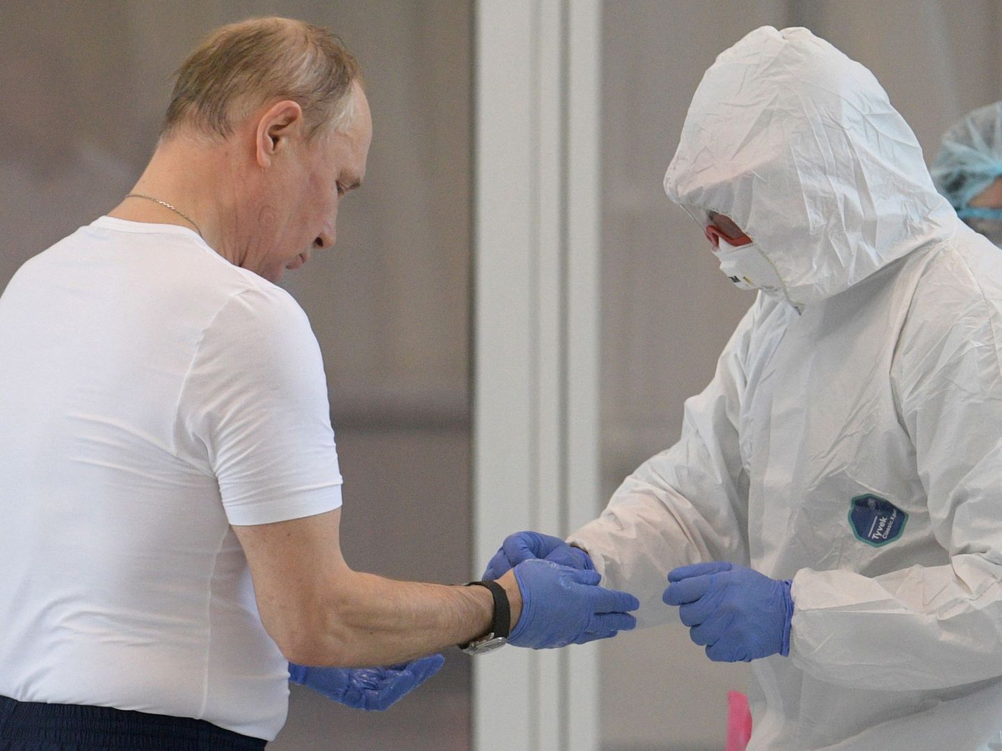 Visita del presidente ruso Vladimir Putin a un hospital. (EFE)