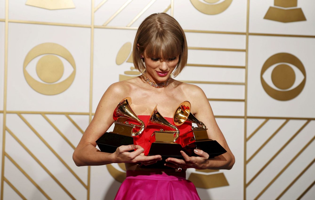 Taylor Swift posa en los Grammy. (Reuters)