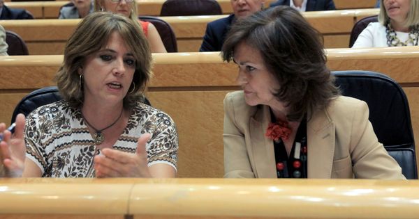 Foto: Carmen Calvo charla con la ministra de Justicia, Dolores Delgado, este 25 de septiembre en el Senado. (EFE)