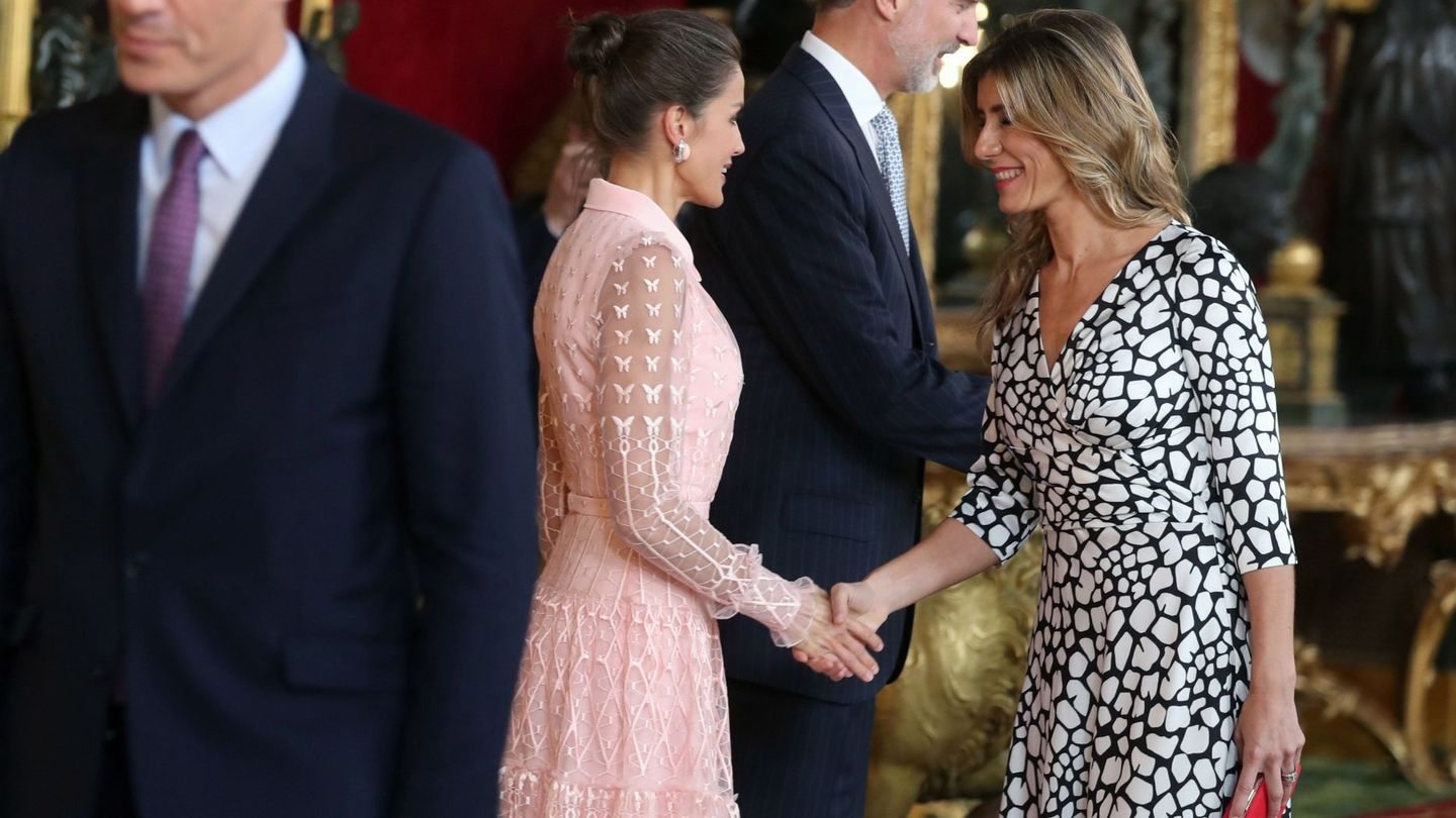 Pedro Sánchez y su esposa Begoña Gómez en el Palacio Real de Madrid. (EFE)  Ángel Díaz