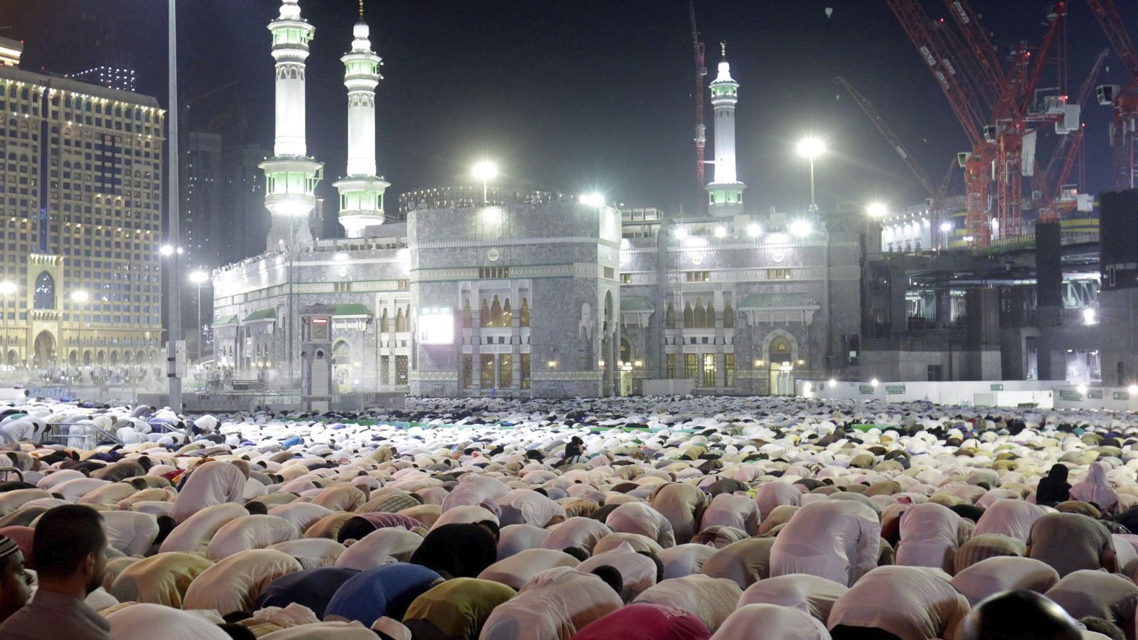 Foto: Musulmanes rezan en la mezquita Masjid al-Haram en La Meca. (EFE)