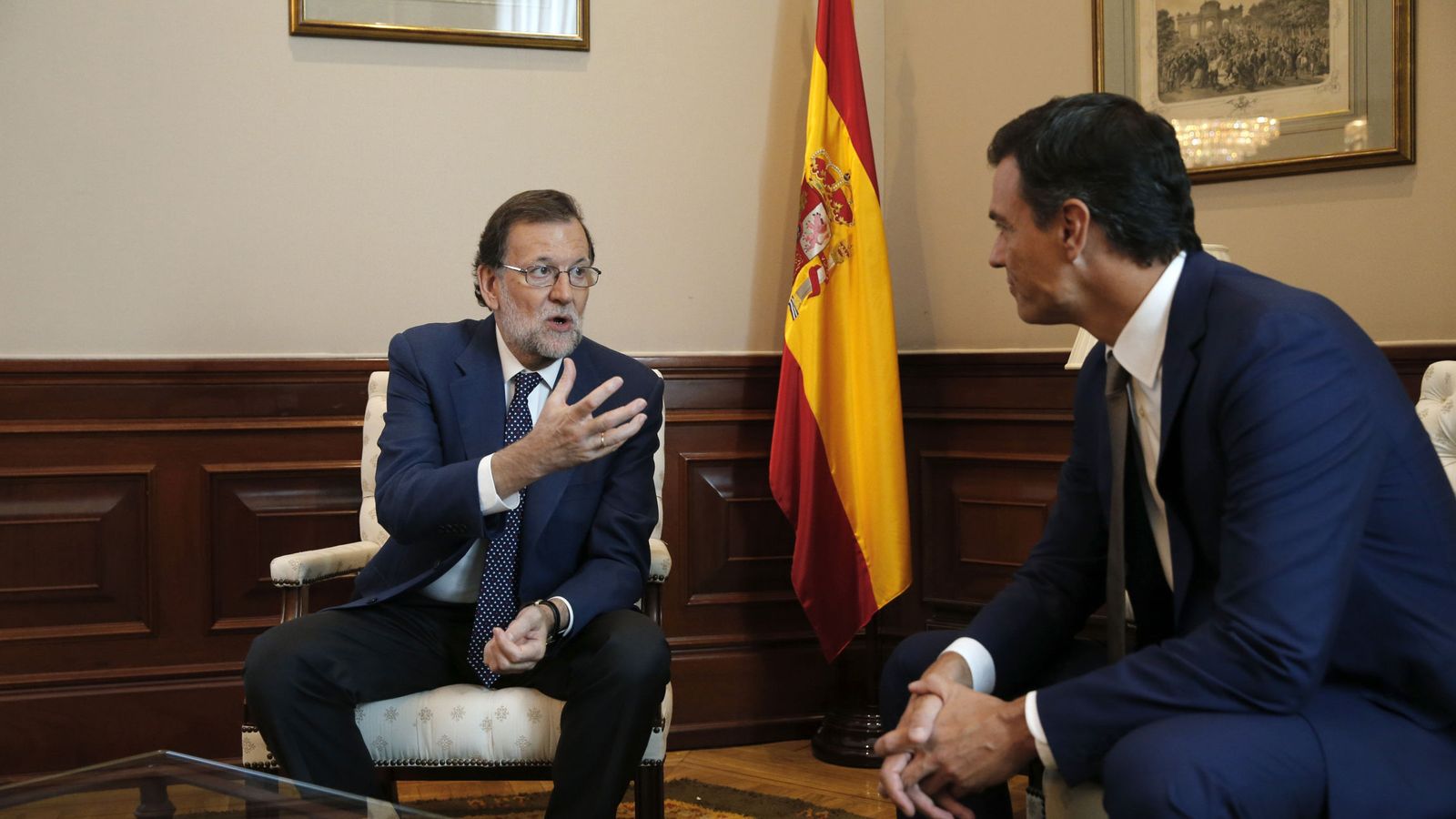 Foto: Fotografía de archivo del presidente del PP, Mariano Rajoy (i), y el exsecretario general del PSOE Pedro Sánchez. (EFE)