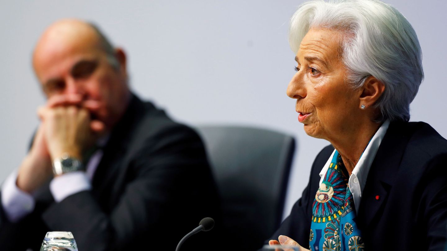La presidenta del BCE, Christine Lagarde, con Luis de Guindos de fondo. (Reuters)