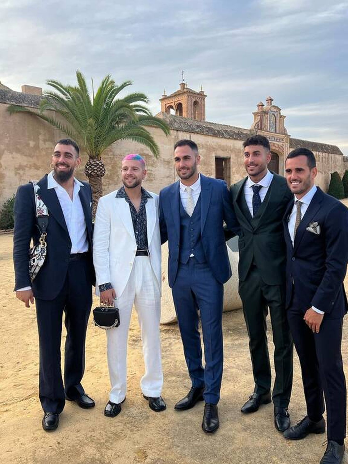 Borja Iglesias y Aitor Ruibal acuden con bolso a la boda de unos amigos. (Instagram/@vicama8)