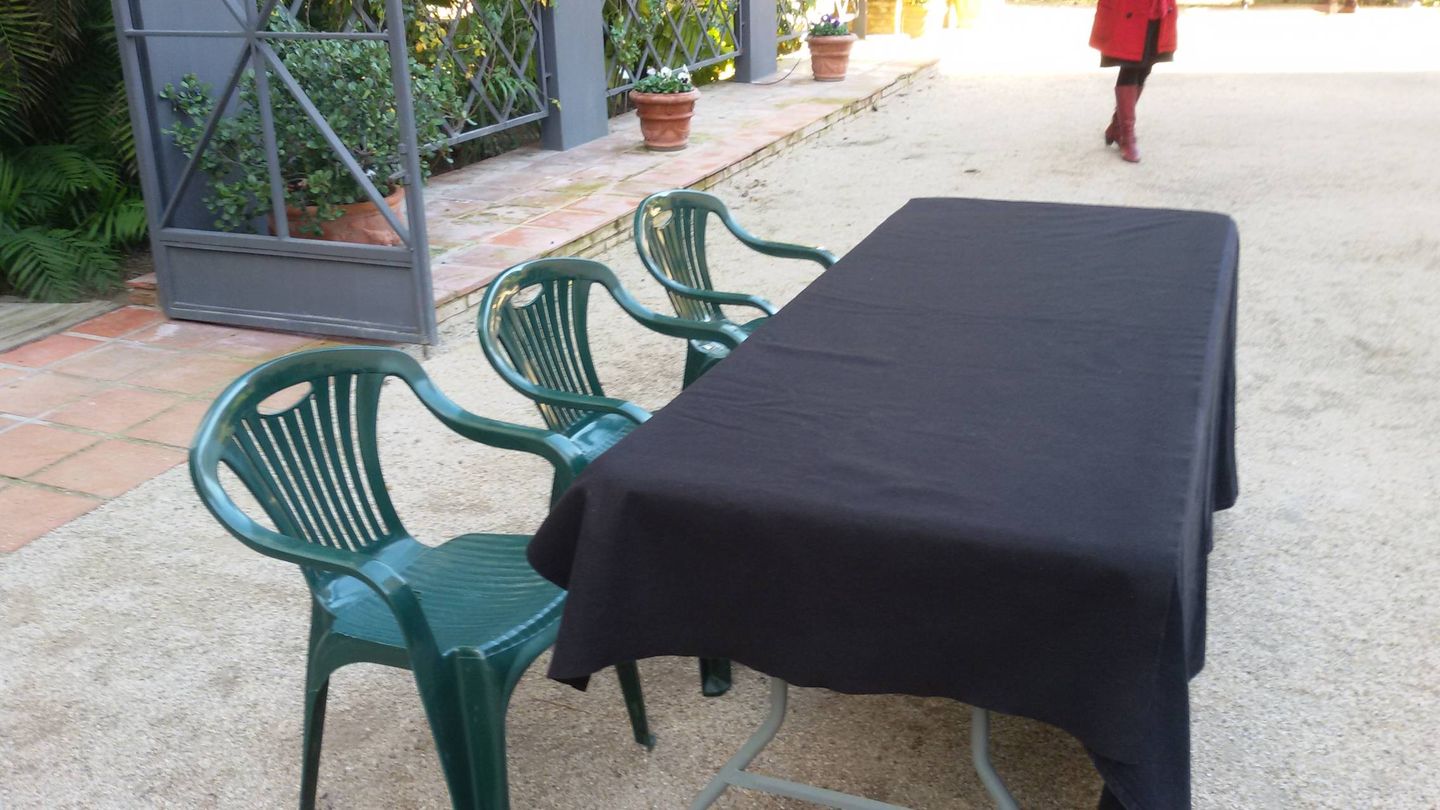 La anécdota del día ha sido la mesa plegable y las sillas playeras usadas para la firma del nuevo acuerdo.