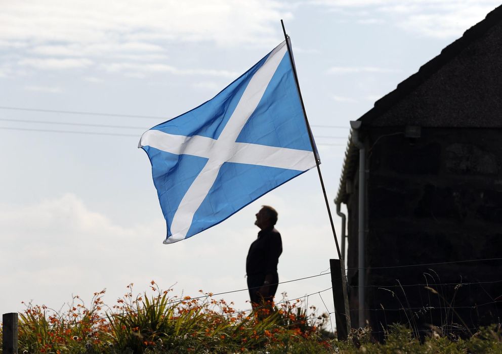 Foto: Una bandera escocesa ondea sobre un jardín en la Isla de Lewis. (Reuters)