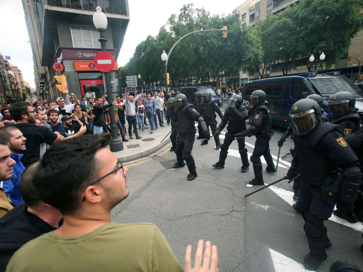 Agentes de la Policía Nacional forman un cordón policial en Tarragona en la jornada del 1-O de 2017. (EFE/Jaume Sellart)