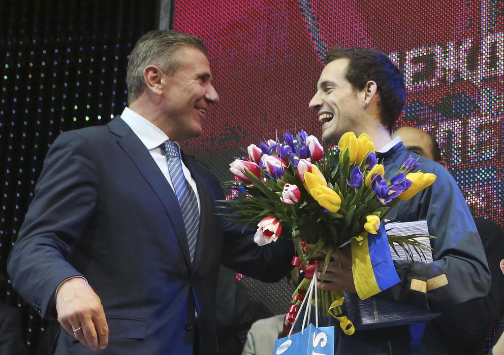 Foto: Ioc member bubka congratulates lavillenie of france for setting a pole vault indoor world record at the pole vault stars meeting in donetsk