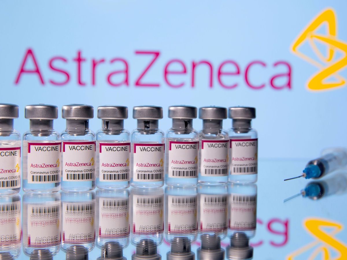 Foto: File photo: vials labelled "astra zeneca covid-19 coronavirus vaccine" and a syringe are seen in front of a displayed astrazeneca logo in this illustration photo