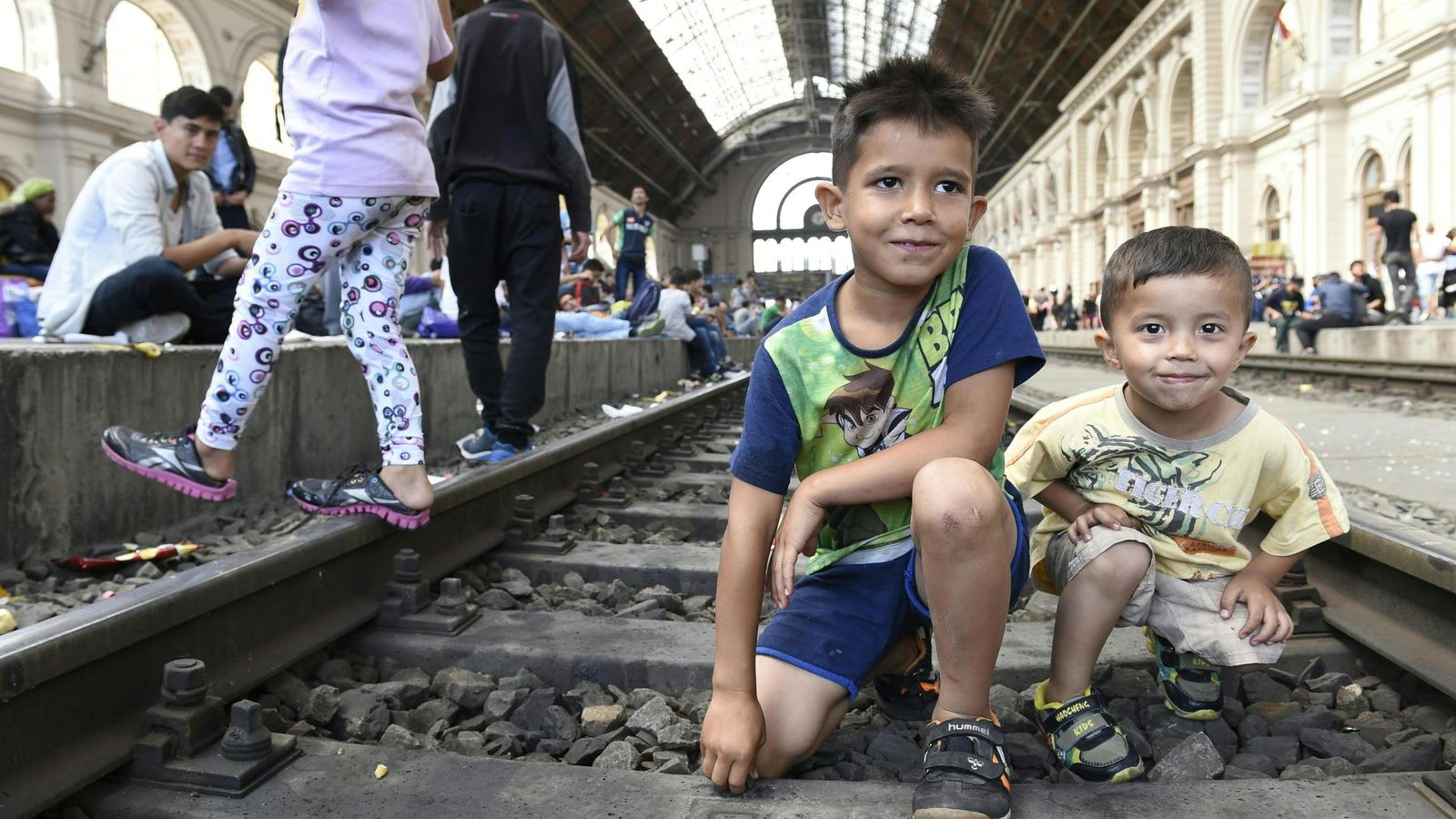 Foto: Dos niños refugiados en las vías del tren en la estación de Keleti en Budapest este jueves. (Efe)