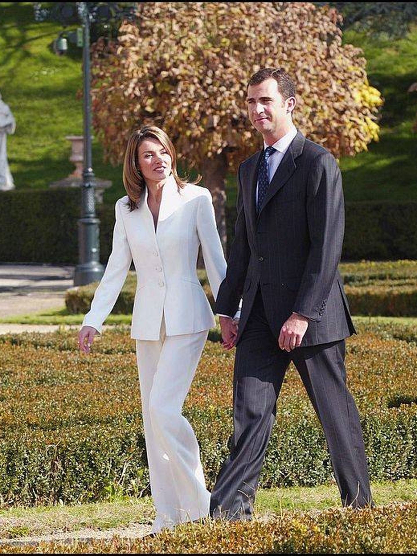 El entonces príncipe Felipe y Letizia, en 2003 durante su anuncio de compromiso. (Getty)