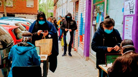 Miles de madrileños esperan 7 horas por una bolsa de comida: Esto es peor que en 2008
