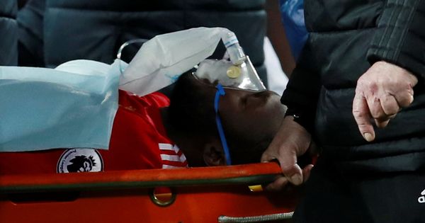 Foto: Romelu Lukaku abandona el terreno de juego de Old Trafford con collarín y mascarilla de oxígeno. (EFE)