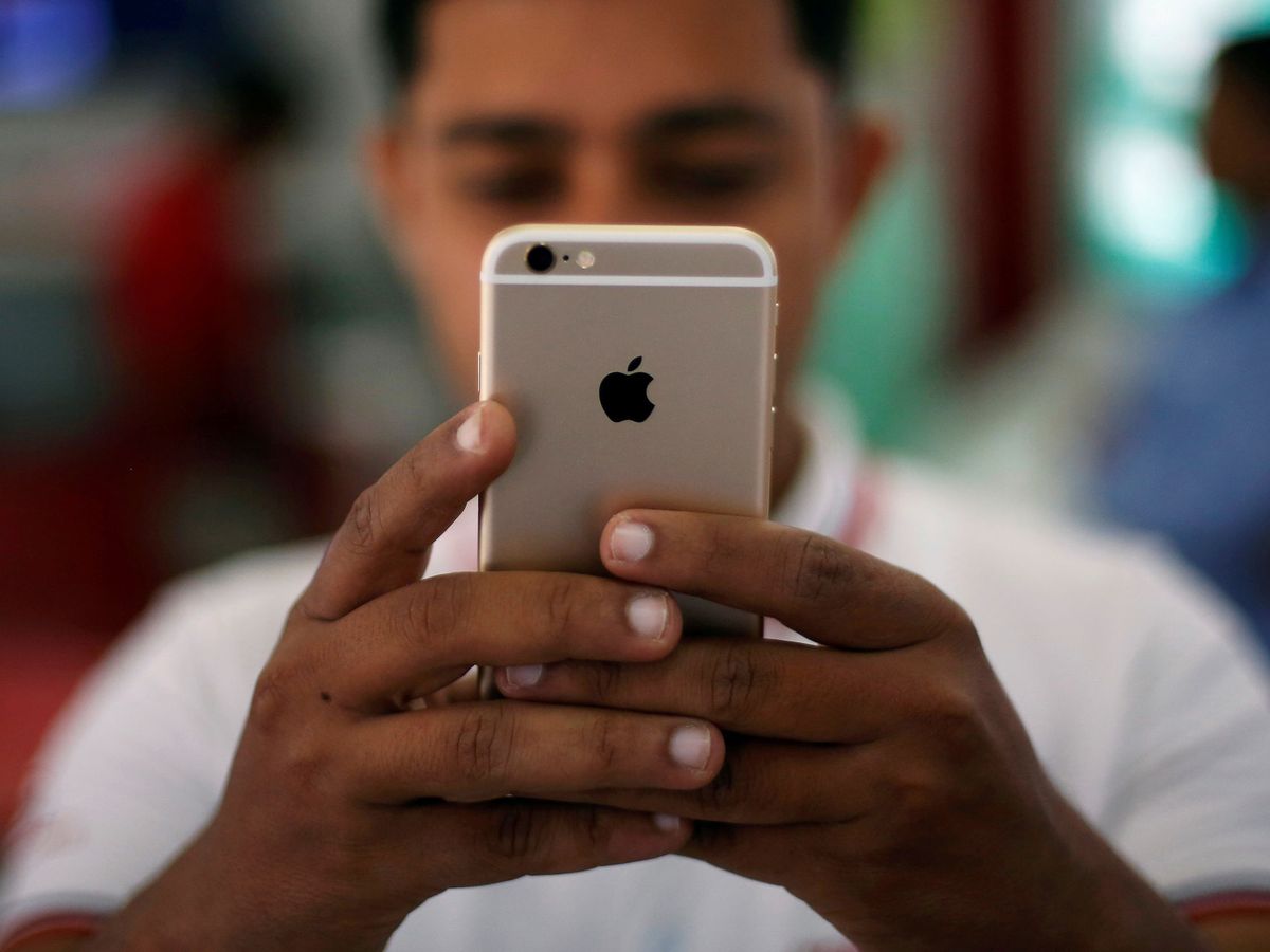 Foto: Un pequeño aviso te alerta ya de qué apps de tu iPhone te están espiando. Foto: REUTERS Adnan Abidi 