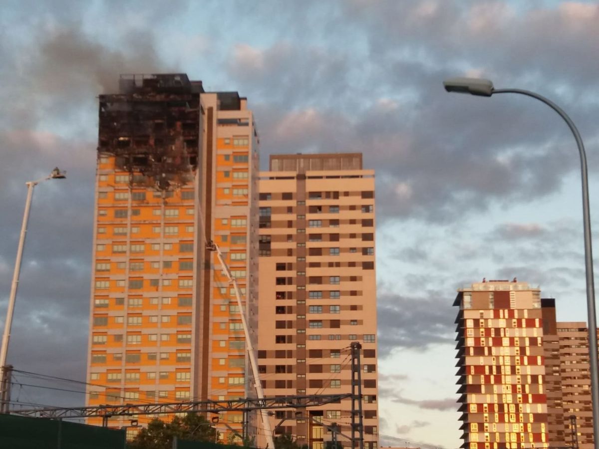 Foto: Un gran incendio devora los pisos superiores de una torre del norte de madrid