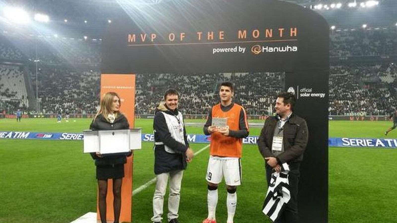 Foto: Álvaro Morata recibe el MVP de febrero antes del partido de la Juventus.