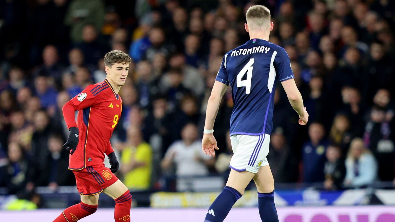 Foto: Glasgow (United Kingdom), 28 03 2023.- Gavi (L) of Spain in action against Scott McTominay of Scotland during the UEFA EURO 2024 qualification match between Scotland and Spain in Glasgow, Britain, 28 March 2023. (España, Reino Unido) EFE EPA Robert Perry