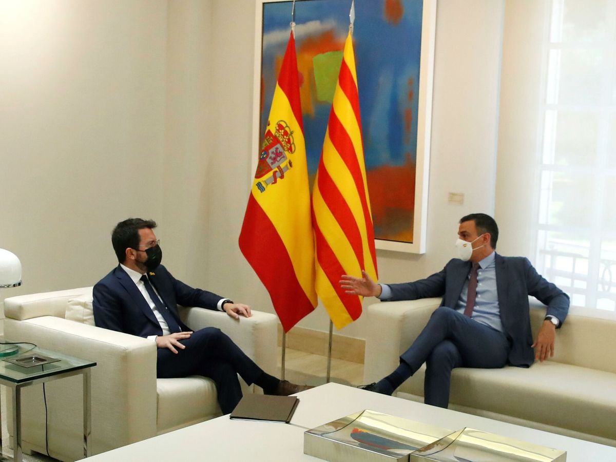 Foto: El presidente del Gobierno, Pedro Sánchez, recibe al presidente de la Generalitat, Pere Aragonès, en Moncloa. (EFE)