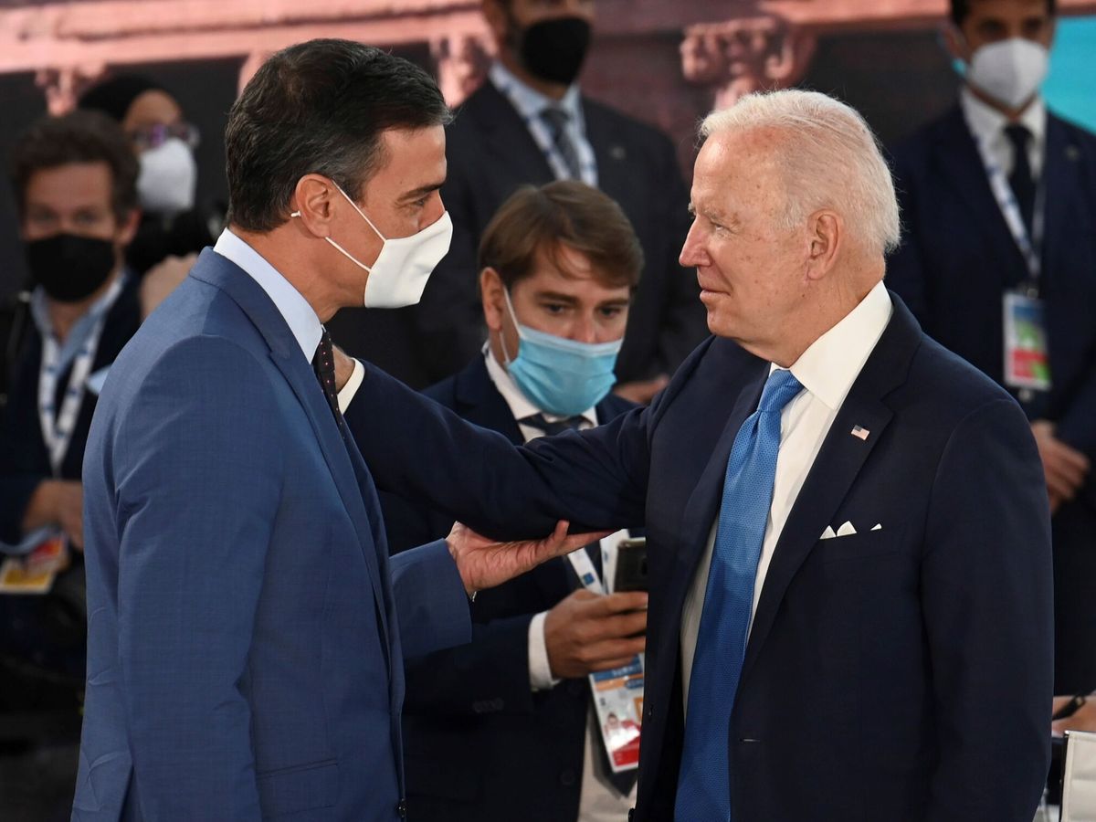 Foto: El presidente español, Pedro Sánchez (i), conversa con su homólogo estadounidense, Joe Biden. (EFE/Bellacasa)