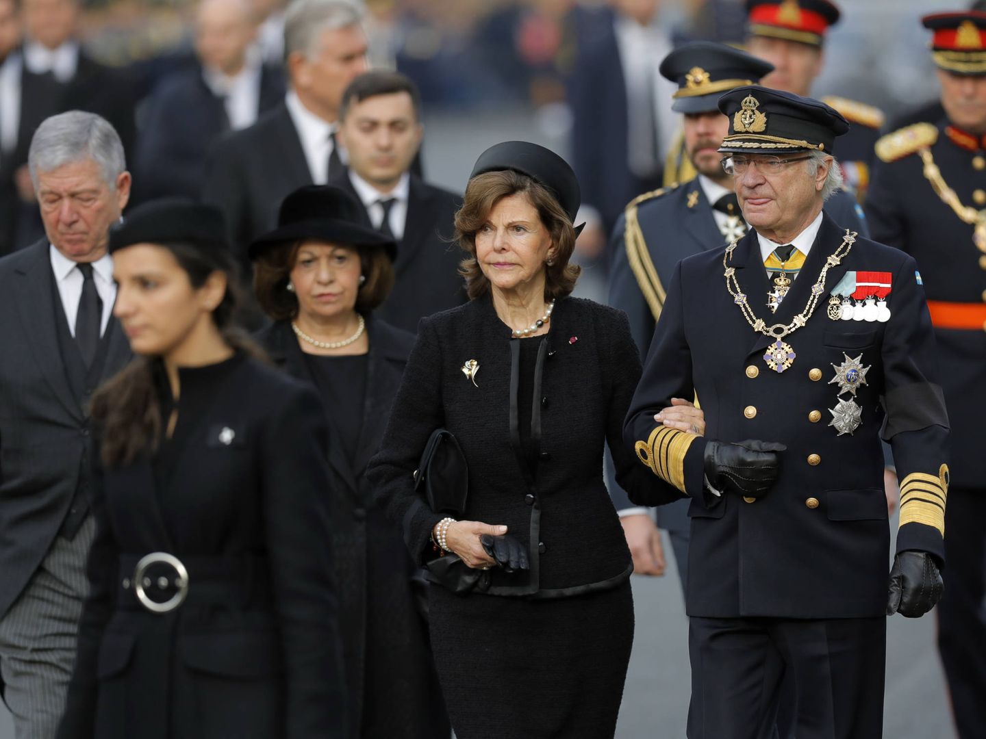  Gustavo y Silvia en el funeral de Miguel de Rumanía. (Gtres)