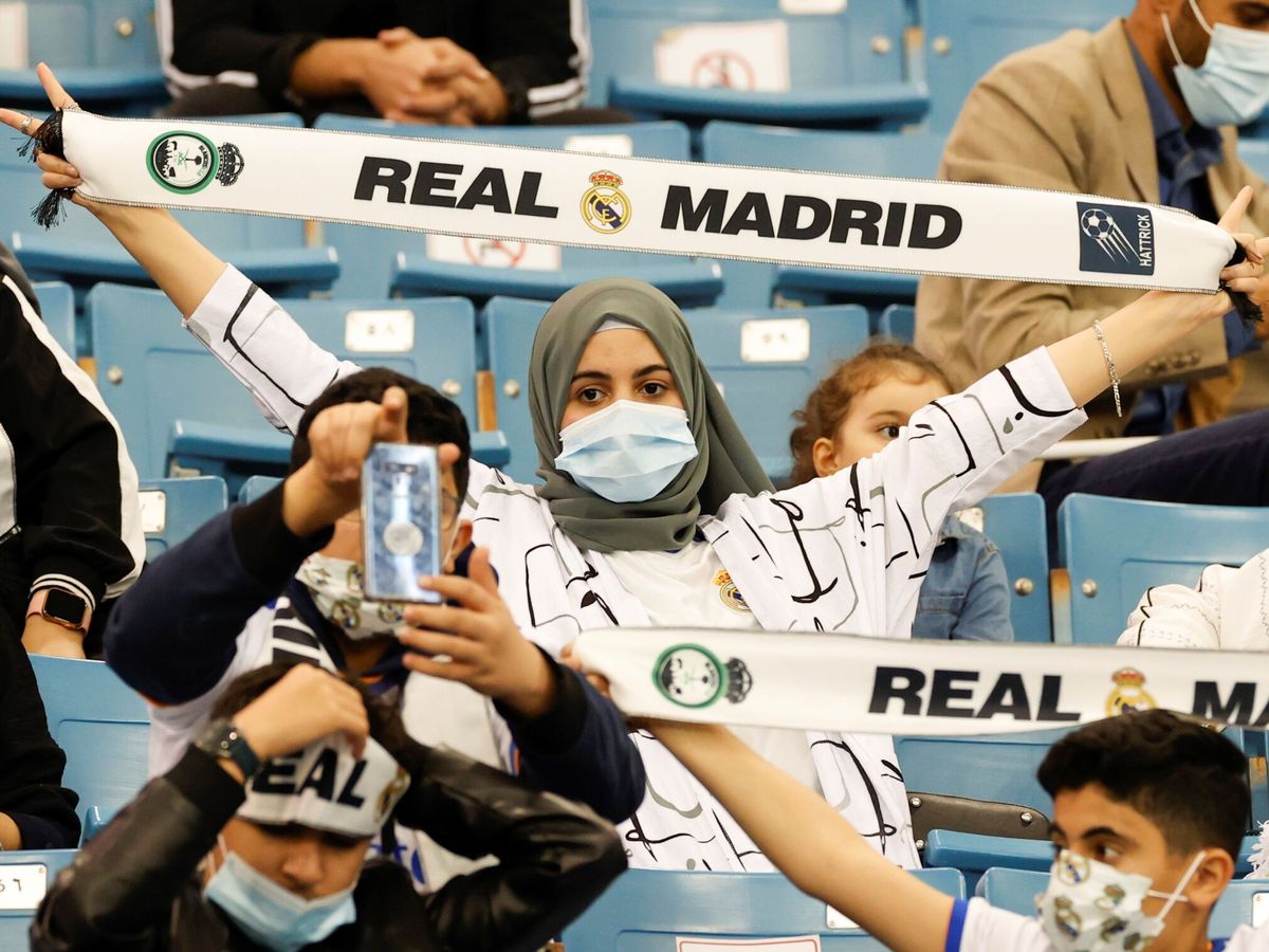 Foto: Aficionados del Real Madrid, en el estadio Rey Fahd de Riad. (EFE / Julio Muñoz)
