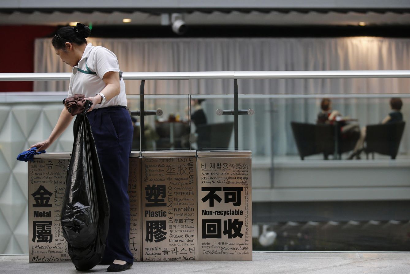 Una limpiadora en una centro comercial de Pekín (Reuters).