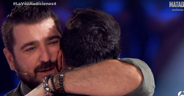 Foto: Antonio Orozco abraza a Luis Fonsi en ‘La Voz’. (Atresmedia)