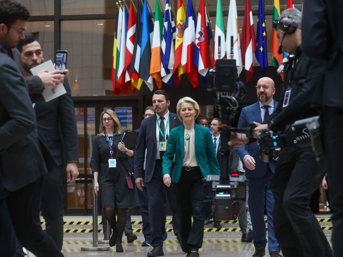 Foto: La Presidenta de la Comisión Europea, Ursula von der Leyen (C), y el Presidente del Consejo Europeo, Charles Michel (D), camino de ofrecer una rueda de prensa al término de la segunda jornada de reunión del Consejo Europeo en Bruselas. (EFE / Olivier 